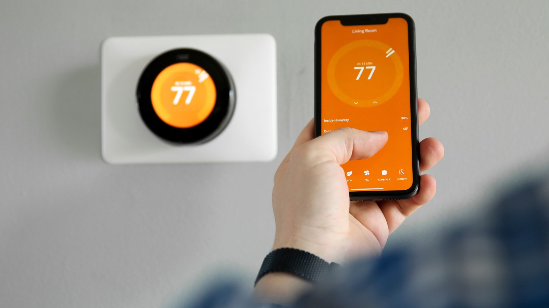 picture of a smart thermostat